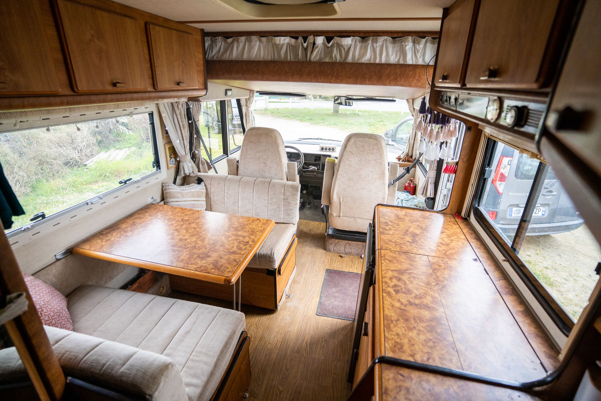 Banquettes bois dans un van aménagé