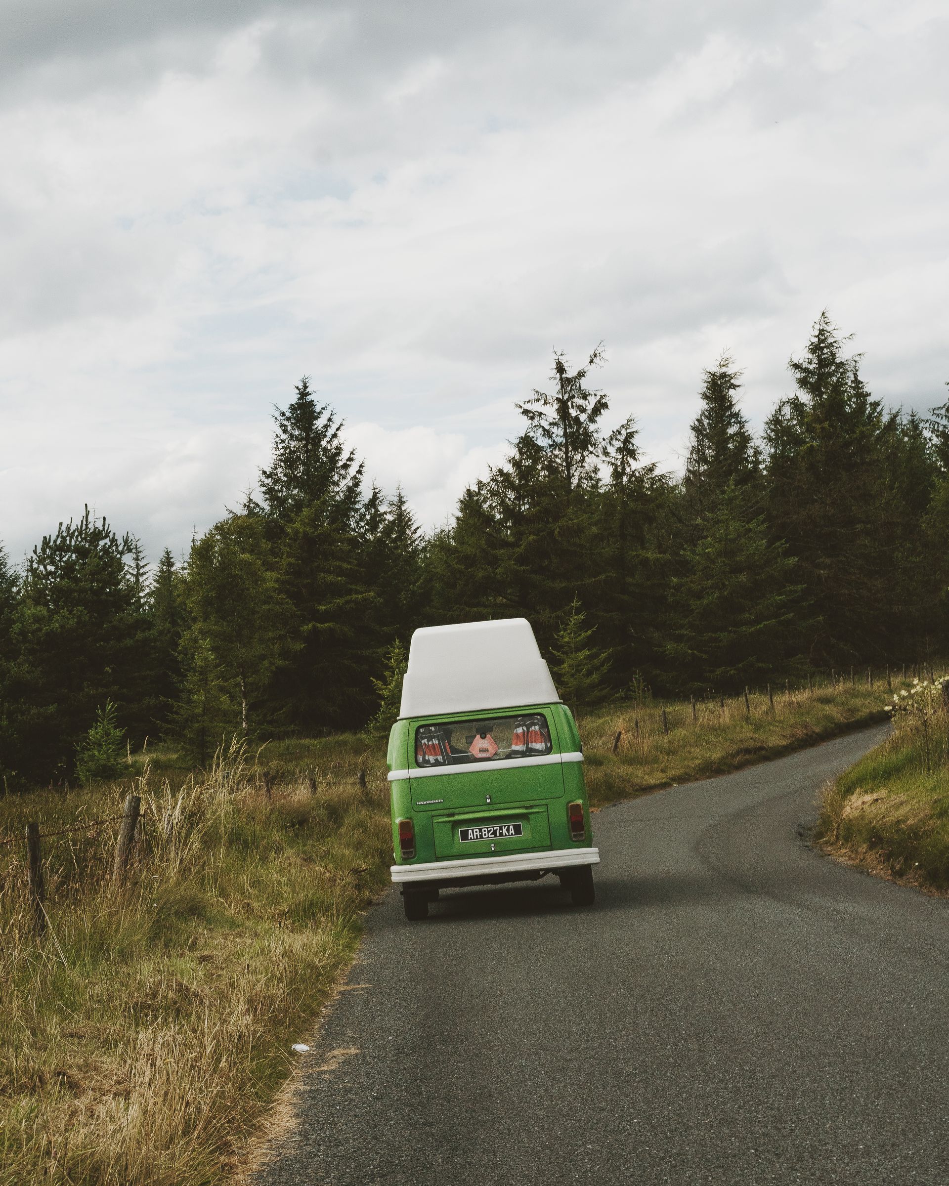 Combi sur une route forestière
