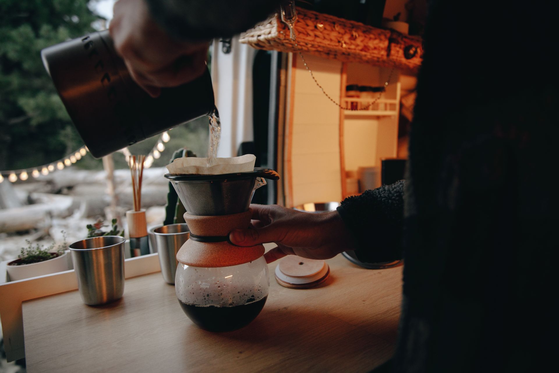 Café préparé dans un van aménagé